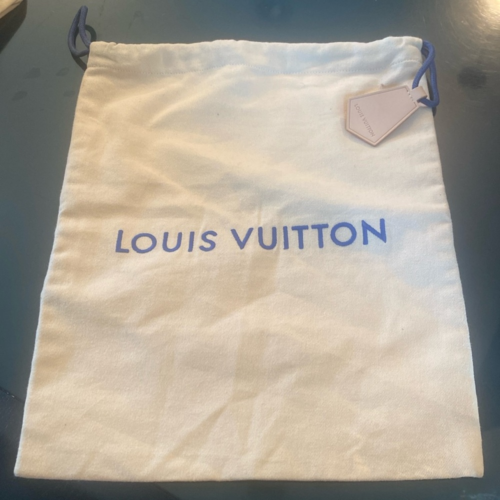 Lv Dust With Tag